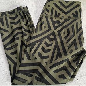 🍋lululemon🍋 Capri Leggings - 6 fits like a 4